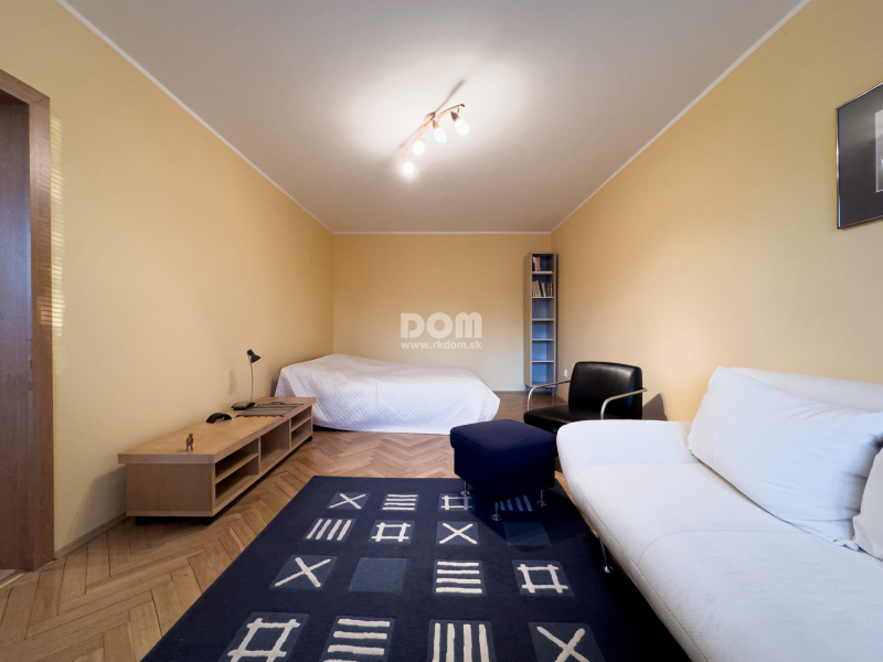 rkDOM | Veľký 1-izbový byt na Hlinách VII., 47 m², zariadený, voľný ihneď