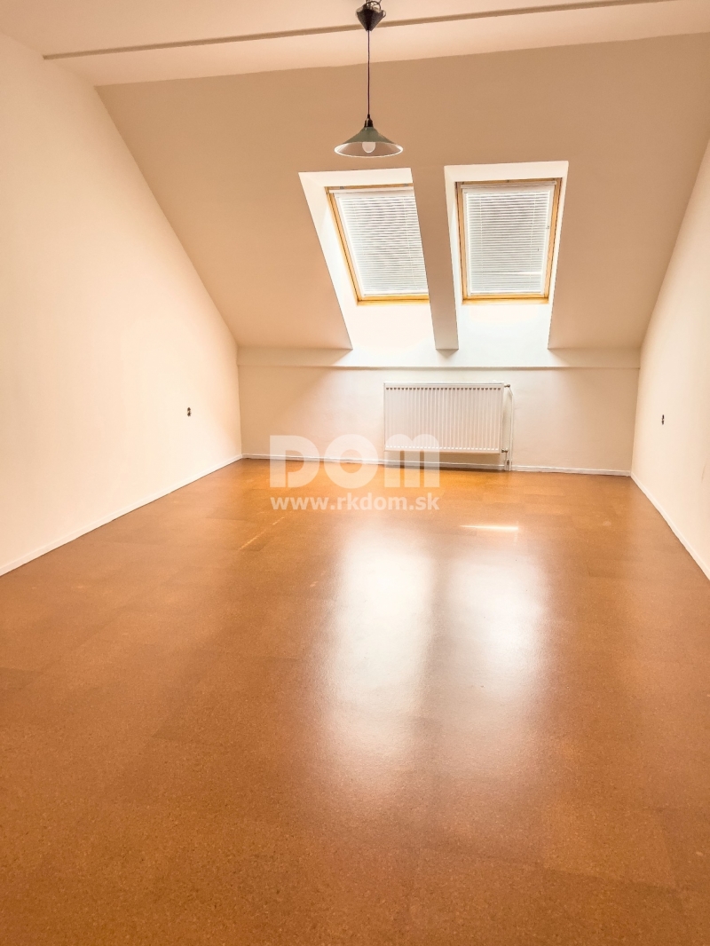 Priestranný, nezariadený, 4 izb. v centre Malaciek.